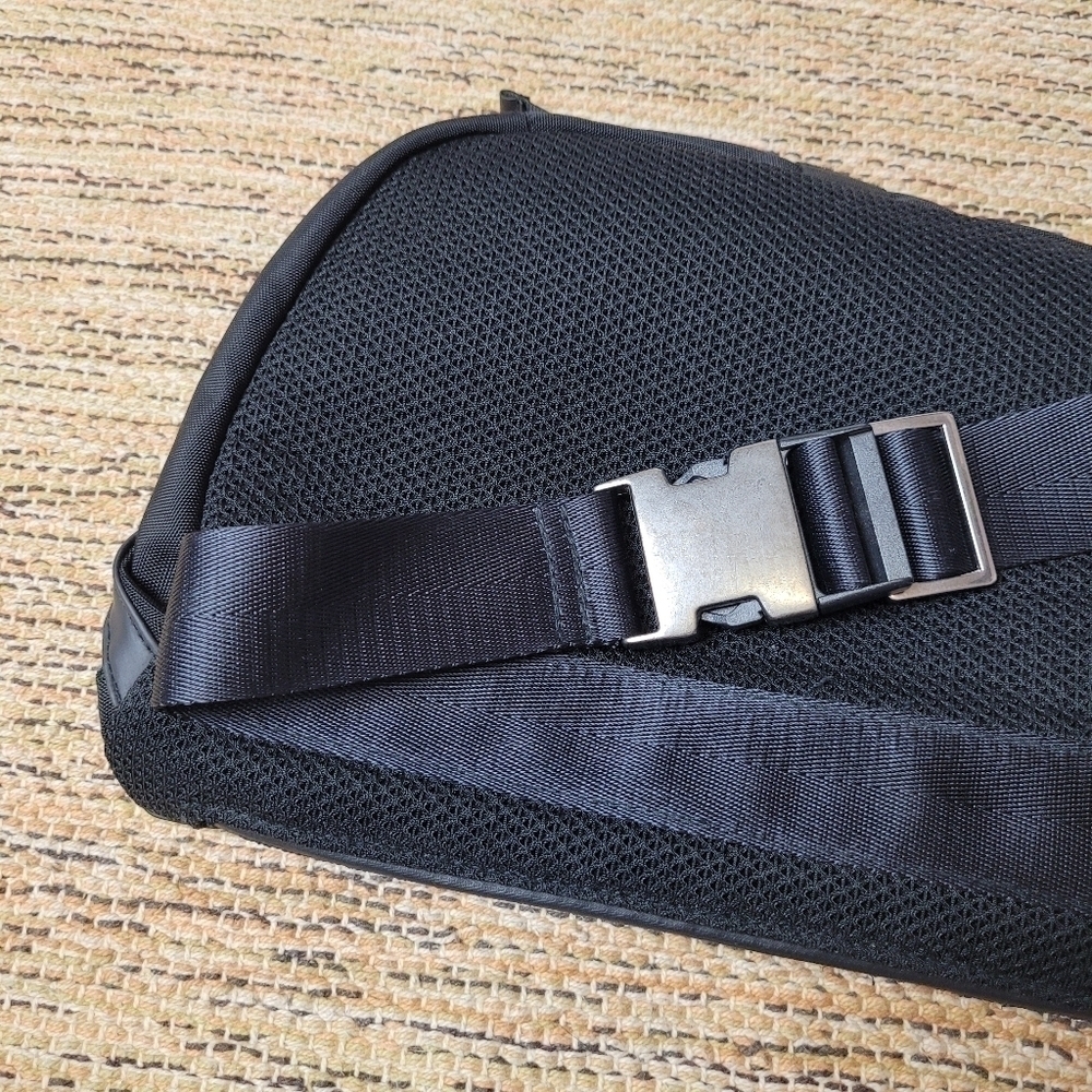 COMMUNITY Belt Bag - Picture 4 of 9